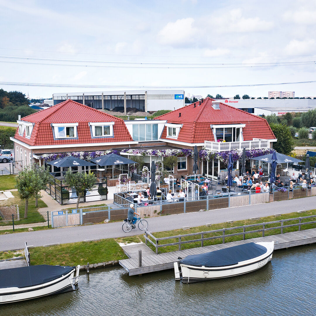 sloepen van Eetcafe De Bonte Haas aan de kade voor het terras in Wateringen in het Westland