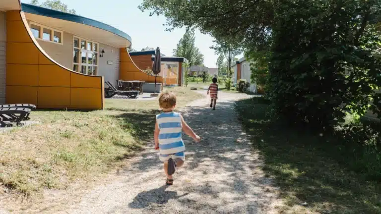 rennende kinderen bij vakantiehuisjes op Strandpark Vlugtenburg aan de Westlandse kust in 's-Gravenzande