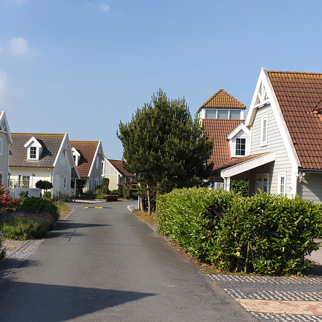 weg tussen de caraibische duynvilla's van Duynparc De Heeren van 's Gravensande in het Westland