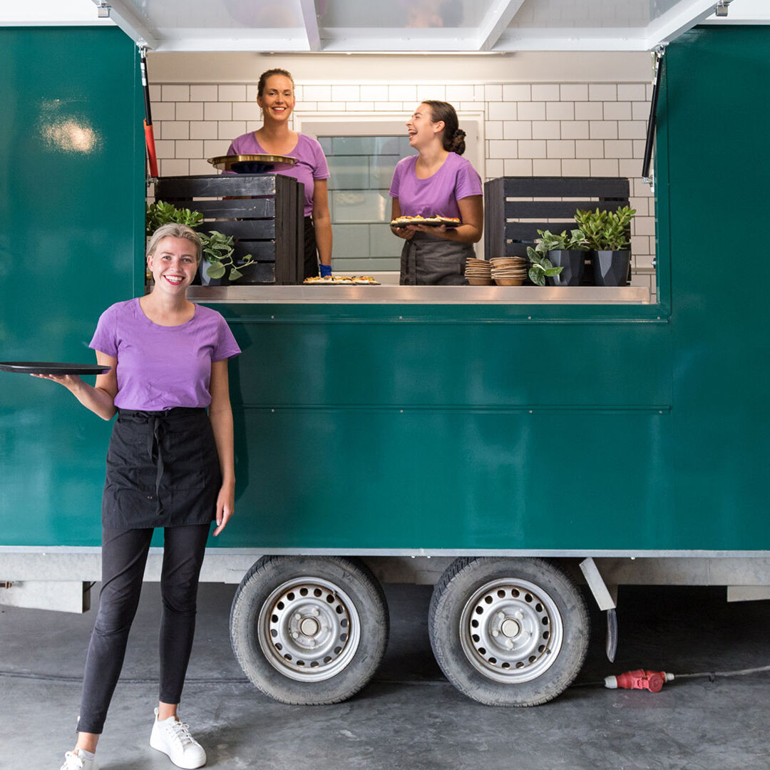 medewerkers van NON Bar voor de foodtruck met de naam SHACK in paarse t-shirts in het Westland