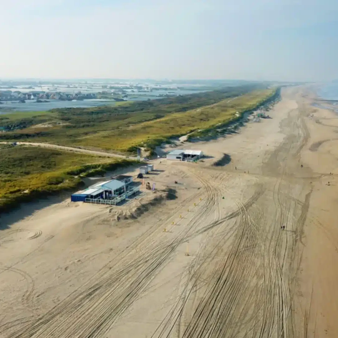 luchtfoto van strandtent Moments Beach in Ter Heijde in het Westland