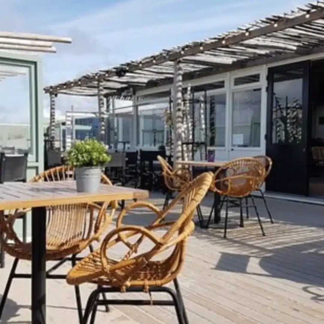 rieten terrasstoelen op het terras van strandtent Moments Beach in Ter Heijde in het Westland