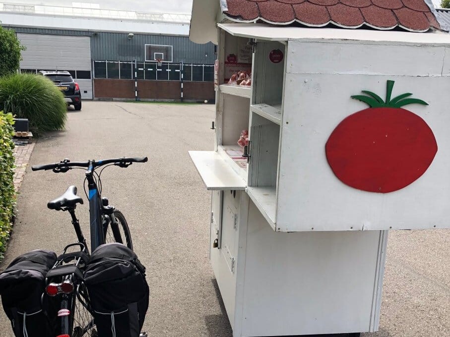 Tomaten van Roel de bakker langs de weg te koop