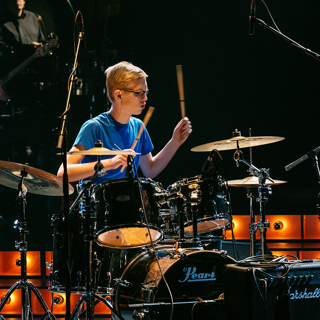 jonge drummer treedt op tijdens een festival van westlnd cultuurweb in het westland