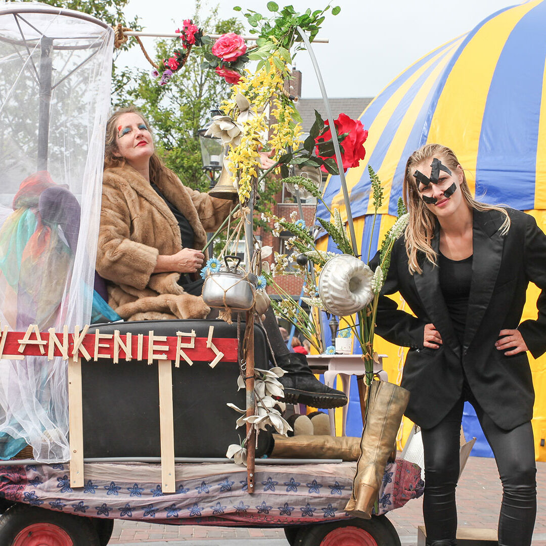 straattheater artiesten treden op tijdens een festival van Westland Cultuurweb in het Westland met versierde kar op wielen