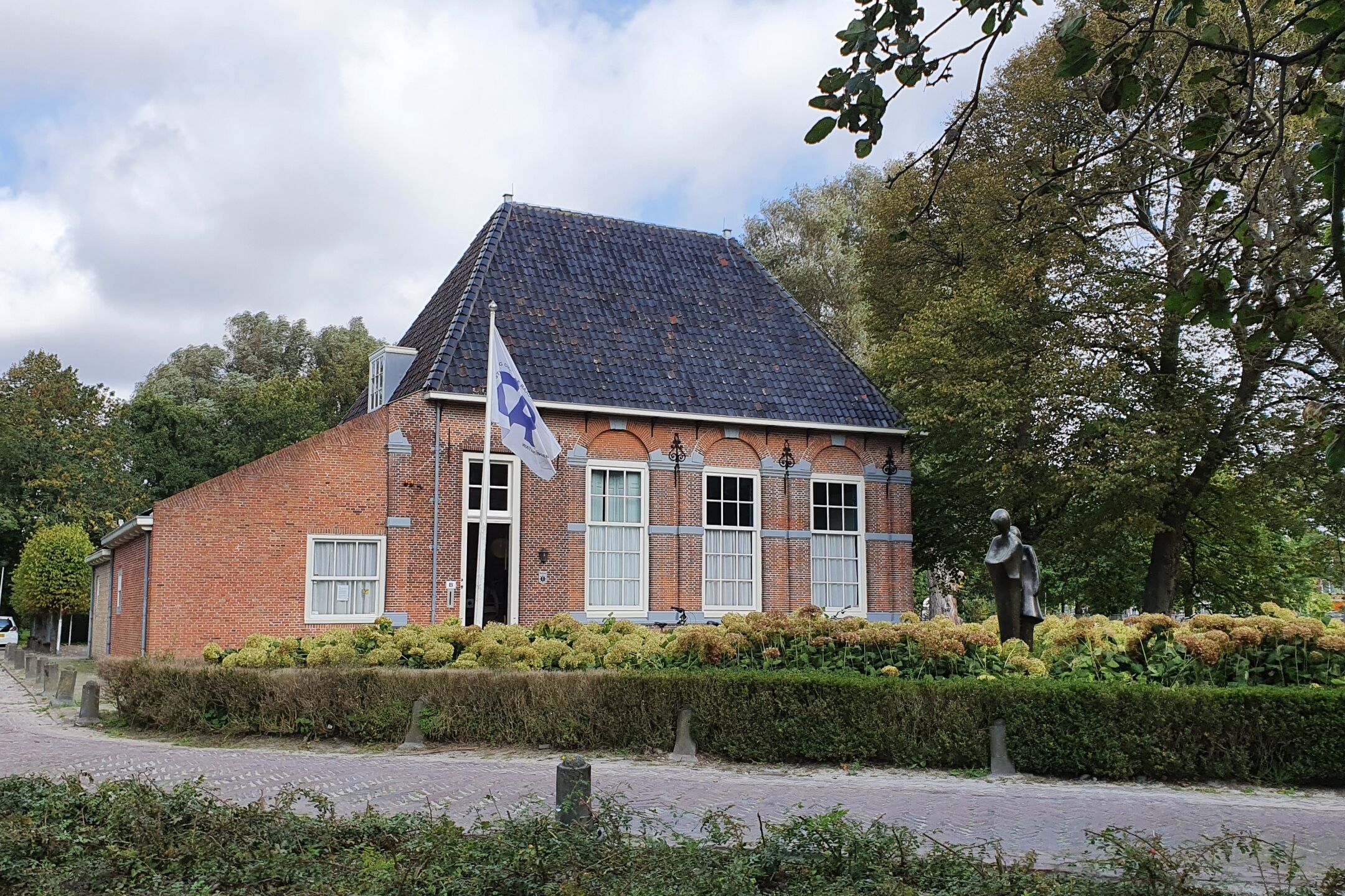 Vooraanzicht van de statige pand van de Hofboerderij in het Hofpark in Wateringen in het Westland