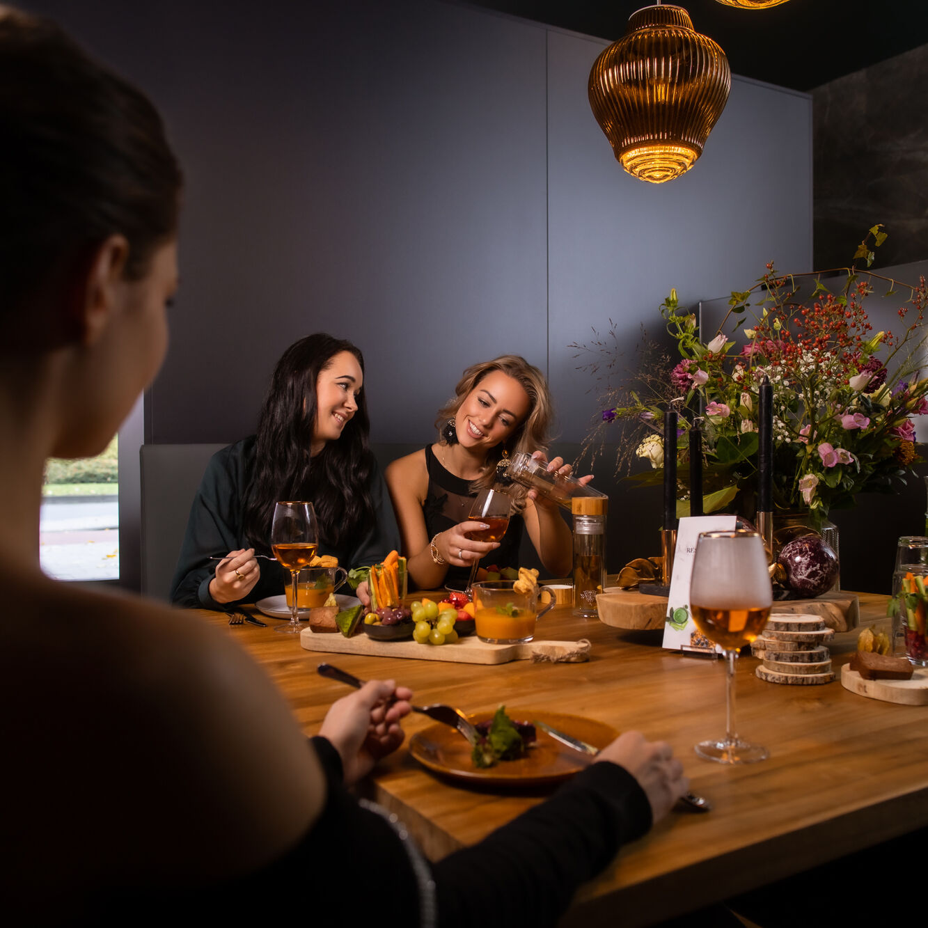 3 dames aan tafel met gezonde hapjes tijdens een verwenarrangement bij Reset Spa in het Westland