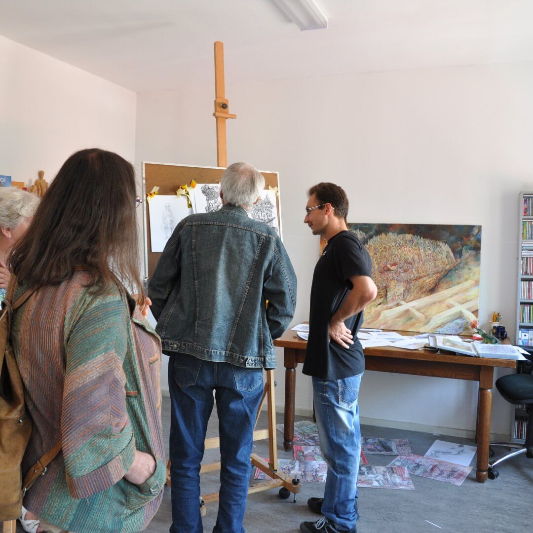 bezoekers van een Open Atelier dag bekijken het werk van een kunstenaar van Kunstenaarscollectief WIT