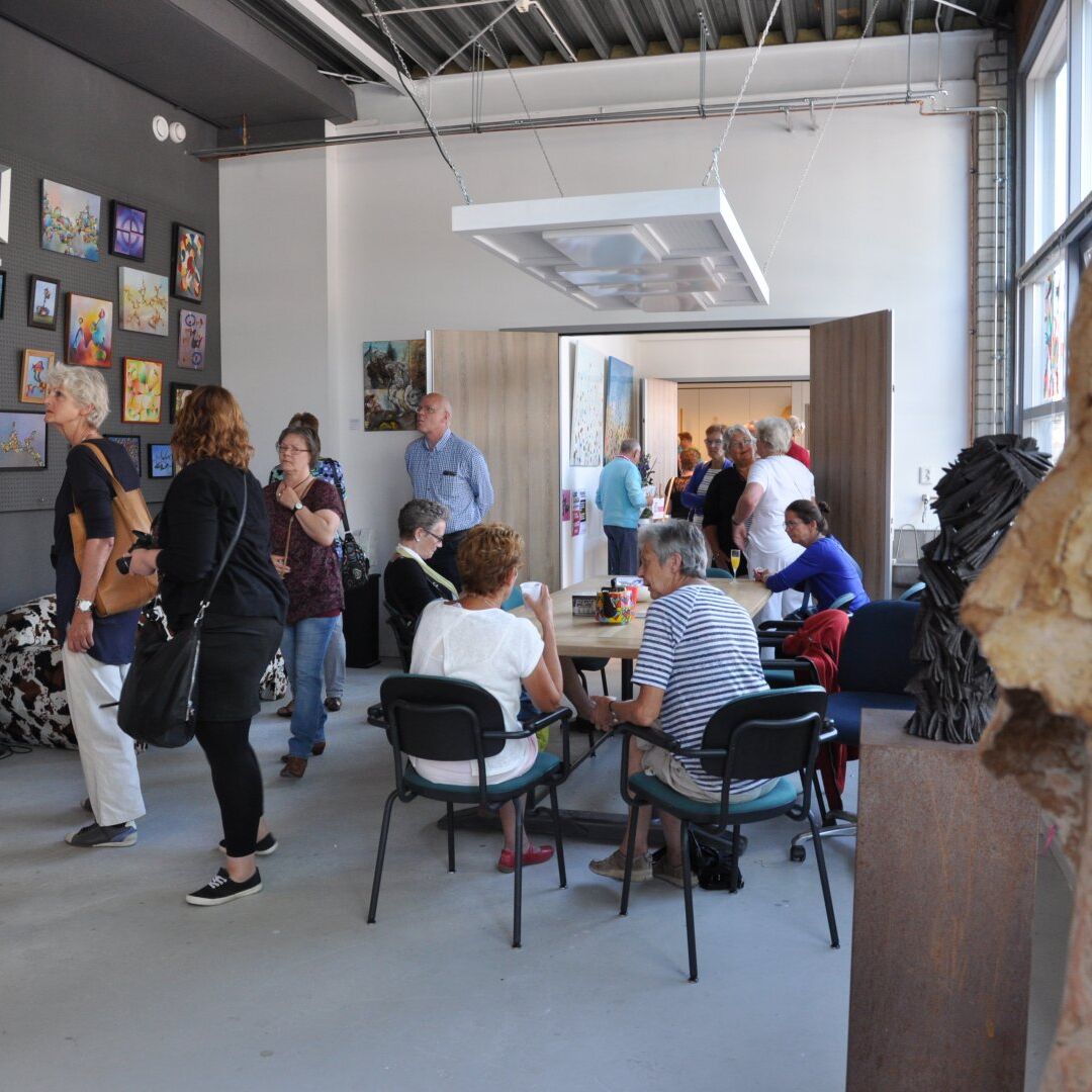 bezoekers van een open atelier dag georganiseerd door Kunstenaarscollectief WIT in de Kunstgarage in het Westland