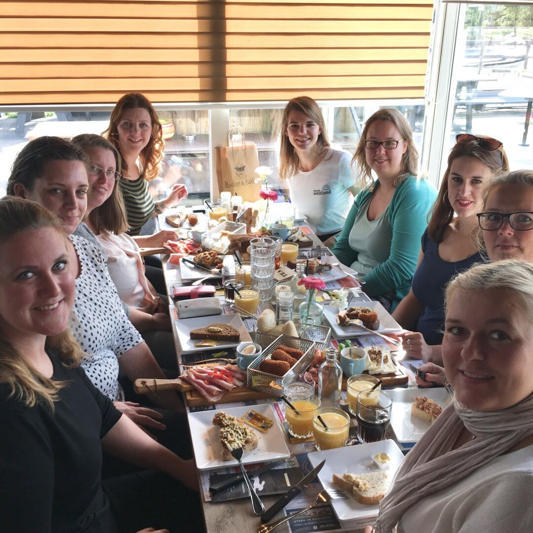 groep vriendinnen aan een goed gevulde tafel bij Eetcafé de bonte haas in het westland