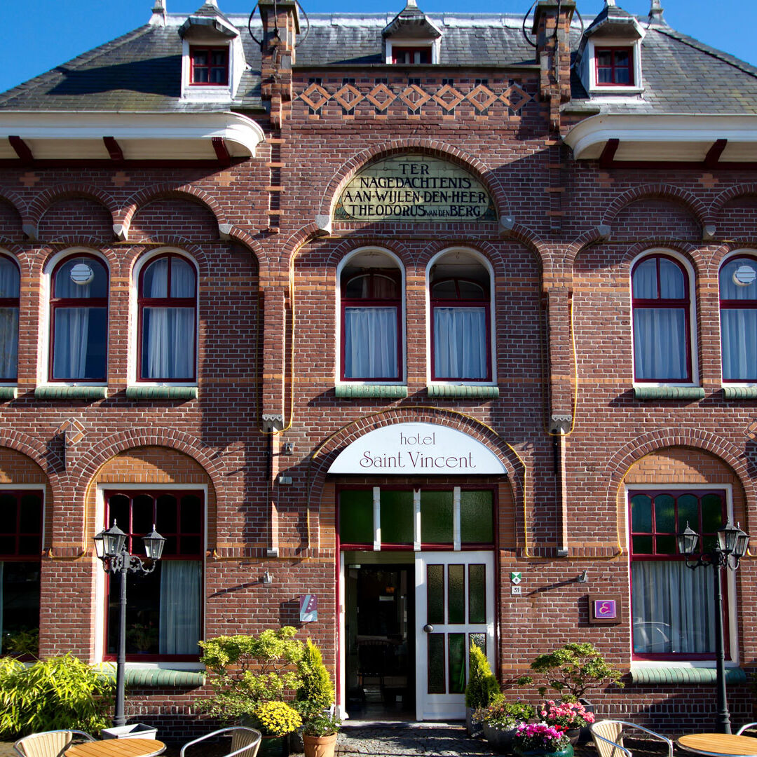 Historische gevel van Hotel Saint Vincent in Poeldijk in het Westland