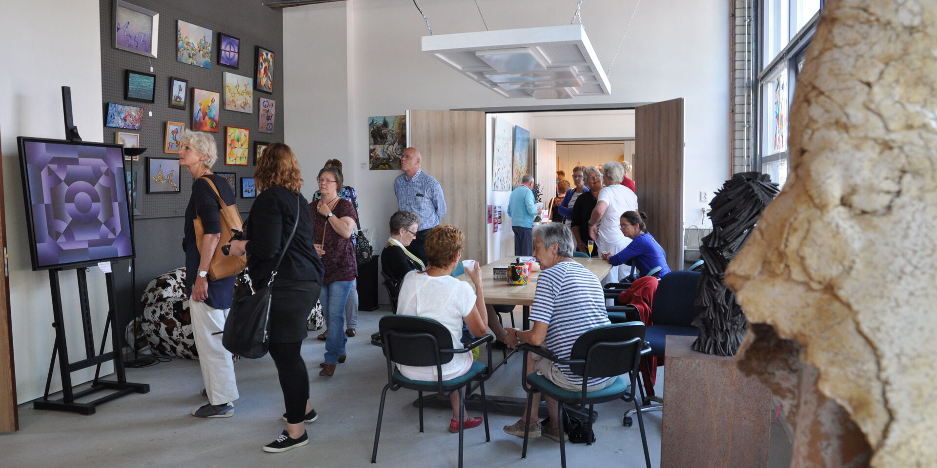Atelier in het Kunsthuis in het Westland met bezoekers die naar een expositie kijken