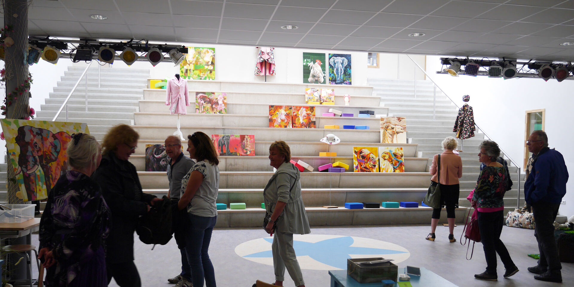 Groep mensen die kijken naar een expositie van schilderijen tijdens de Open Atelierroute in het Westland
