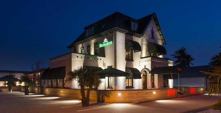 buitenzijde van het pand van hotel-restaurant Unicum Elzenhagen in het Westland