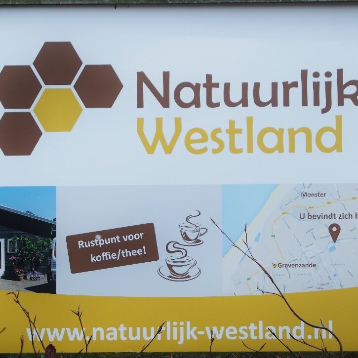 bord bij de ingang van Natuurlijk Westland met hun logo in het Westland