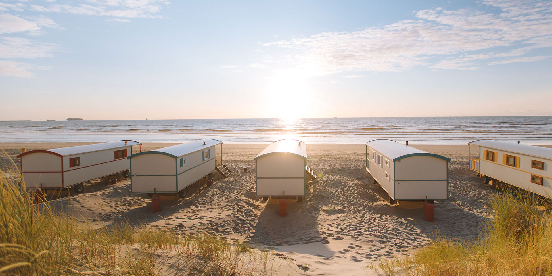 Slapen tussen kust en kassen: vijf pipowagens op het Westlandse strand bij Strandpark Vlugtenburg