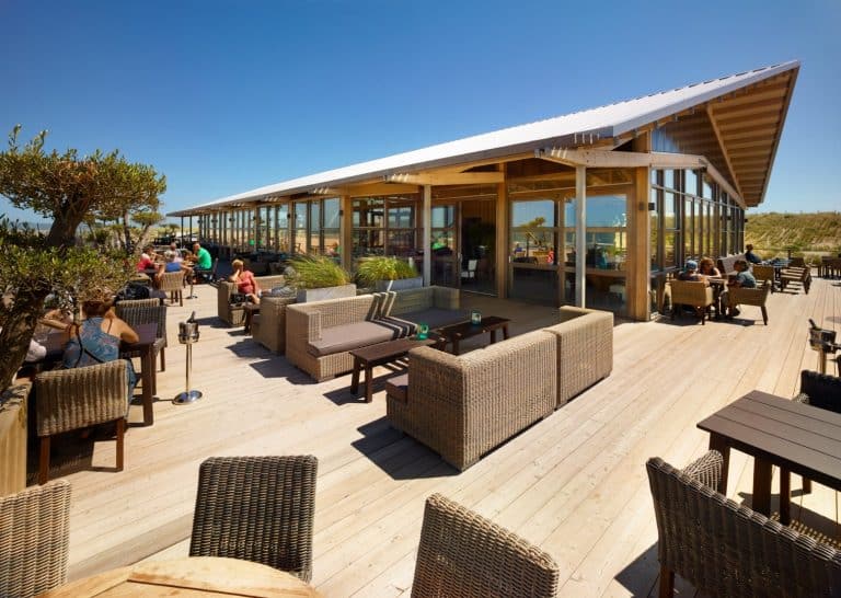 zonnig houten terras van strandtent op palen the coast in het westland