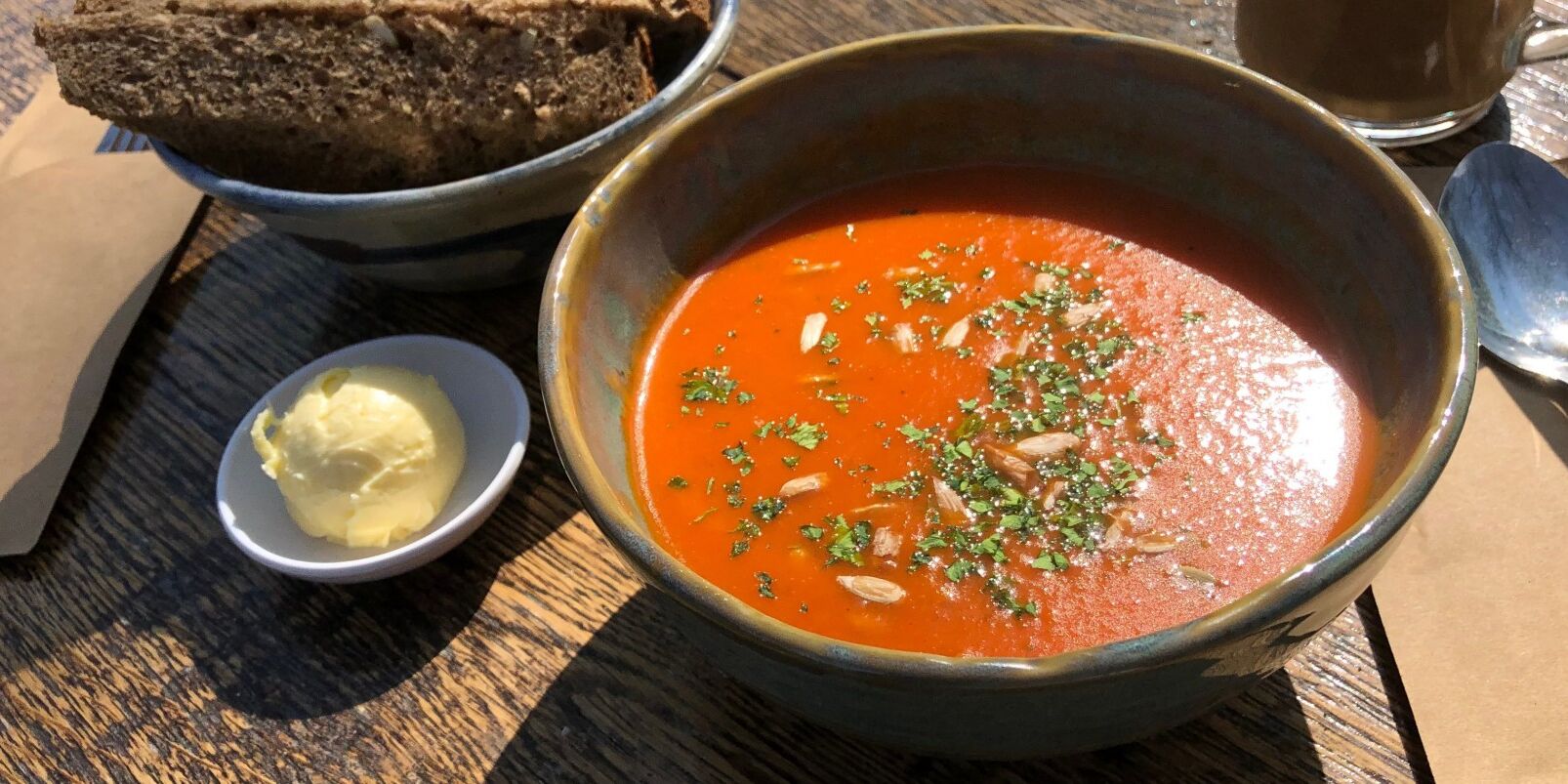 bord verse tomatensoep gemakt na afloop van een soepfietsroute met Fietsen voor m'n eten in het Westland