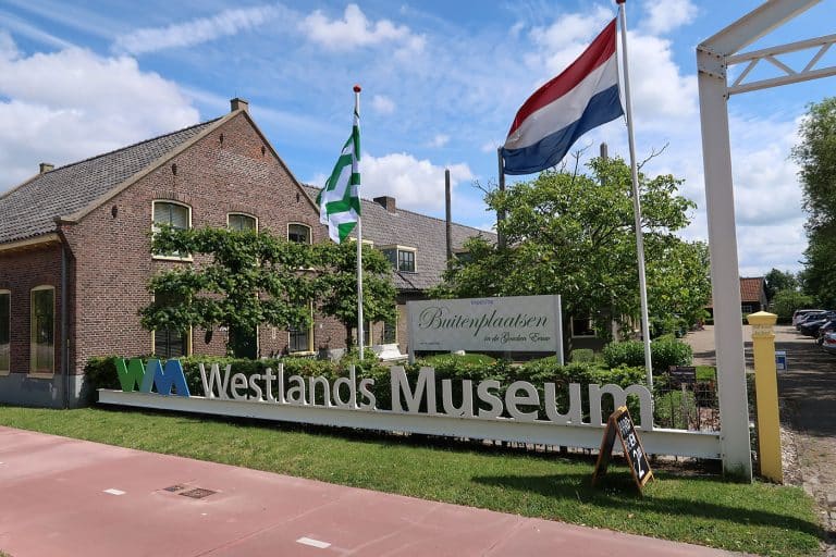 voorzijde van het gebouw en de oprit van het westlands museum in het westland