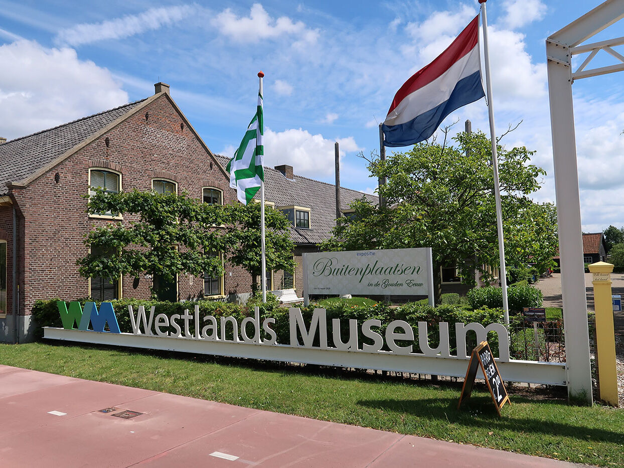 voorzijde van het gebouw en de oprit van het westlands museum in het westland