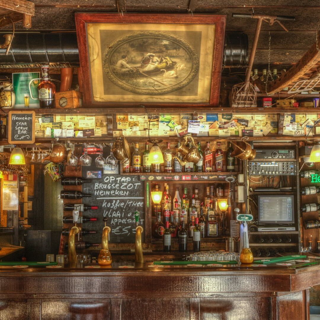 donker houten bar van café de slimmerick in het westland