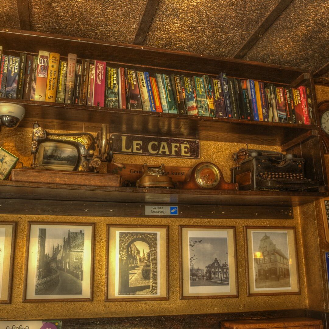 wande met boeken en oude foto's bij café de slimmerick in het westland