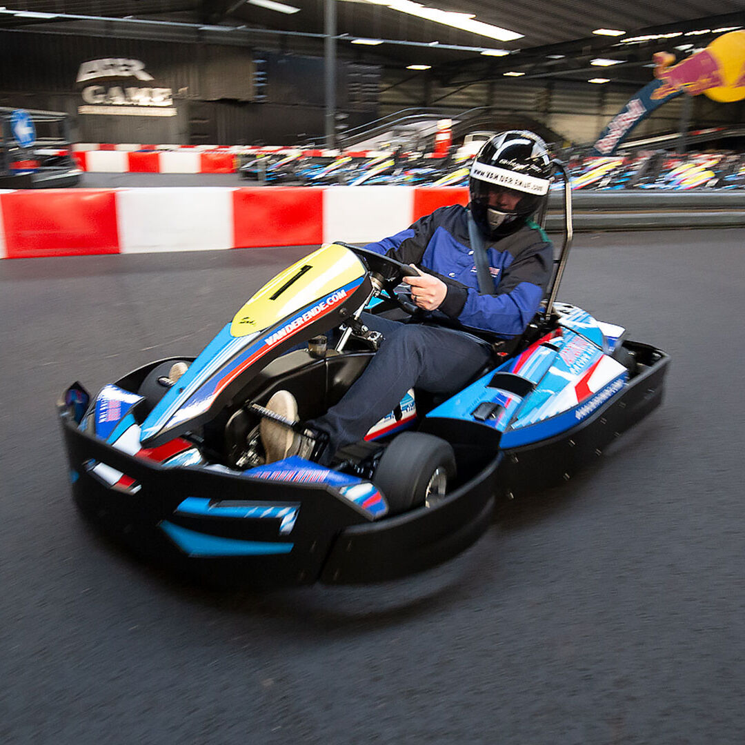 kart racet voorbij op de grootste indoor kartbaan van Europa bij van der Ende Racing Inn het Westland