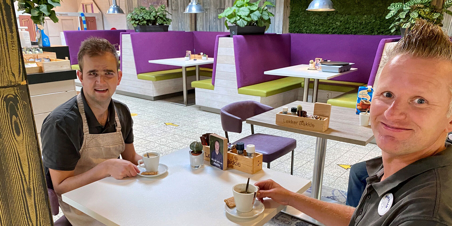 medewerkers van Lunchroom Bijzonder zitten te genieten van een lekker kopje thee