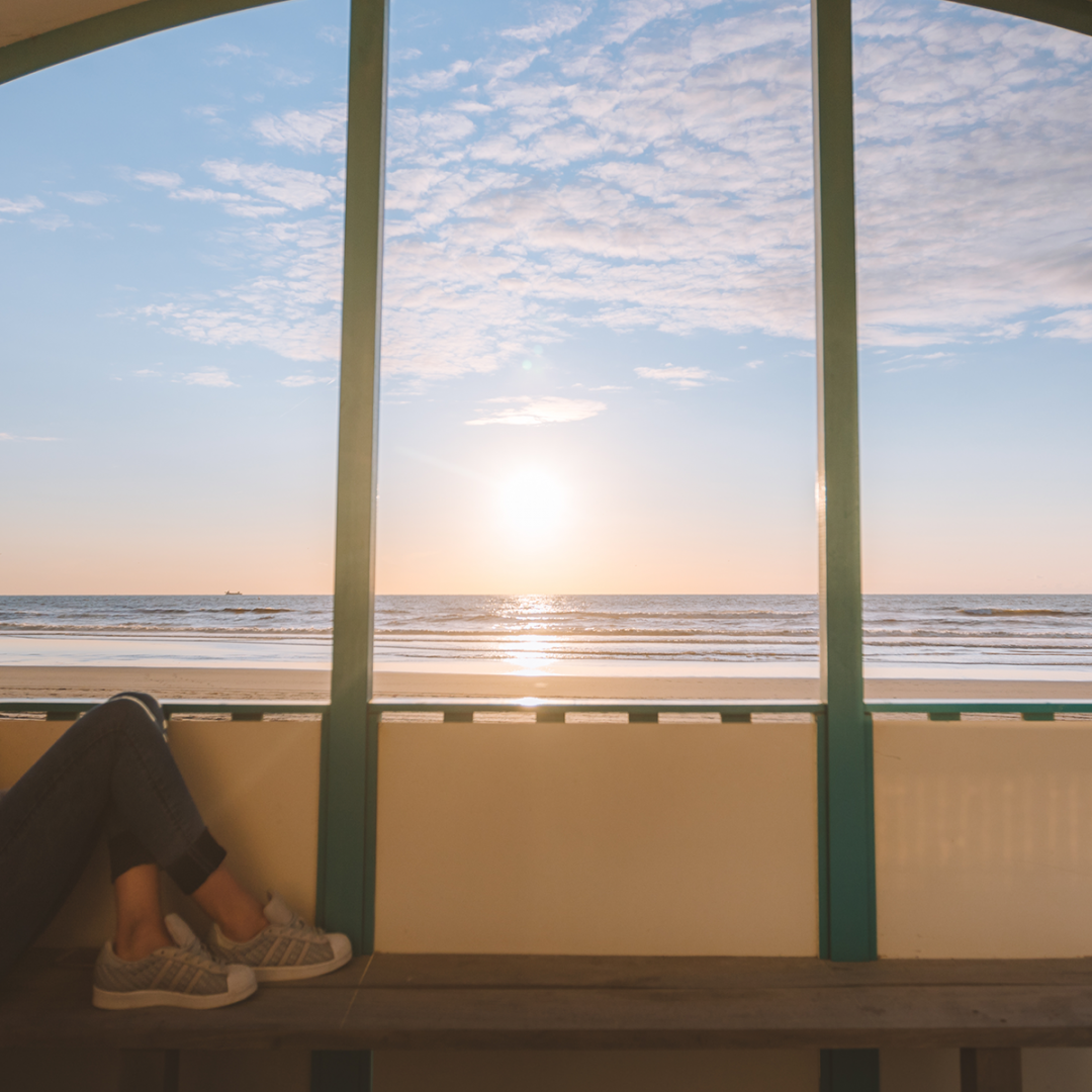 pipowagen strandpark vlugtenburg strand kust uitzicht op zee ondergaande zon vakantie Nederlandse kust