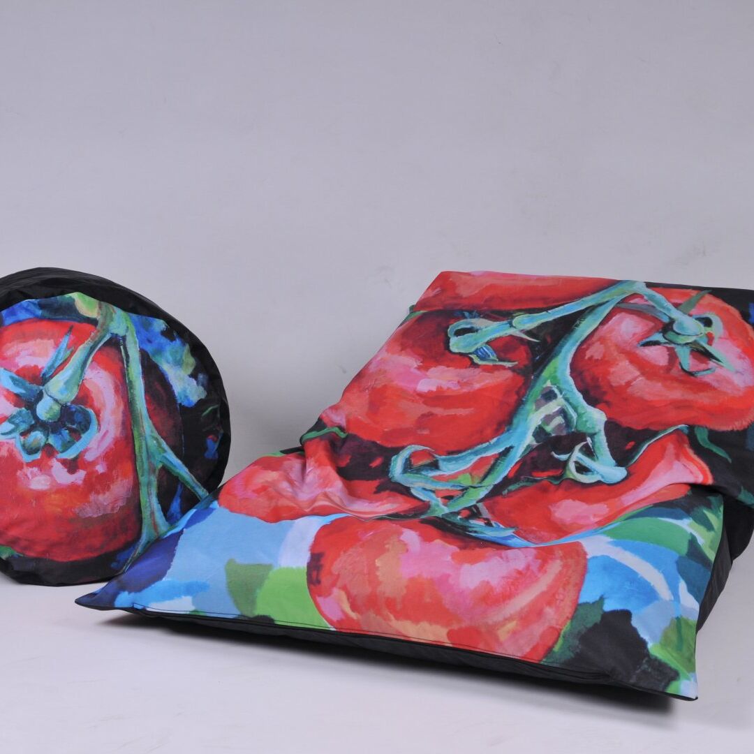 kunstwerk met geschilderde kussens met tomaten van het Kunstenaarscollectief WIT in het Westland