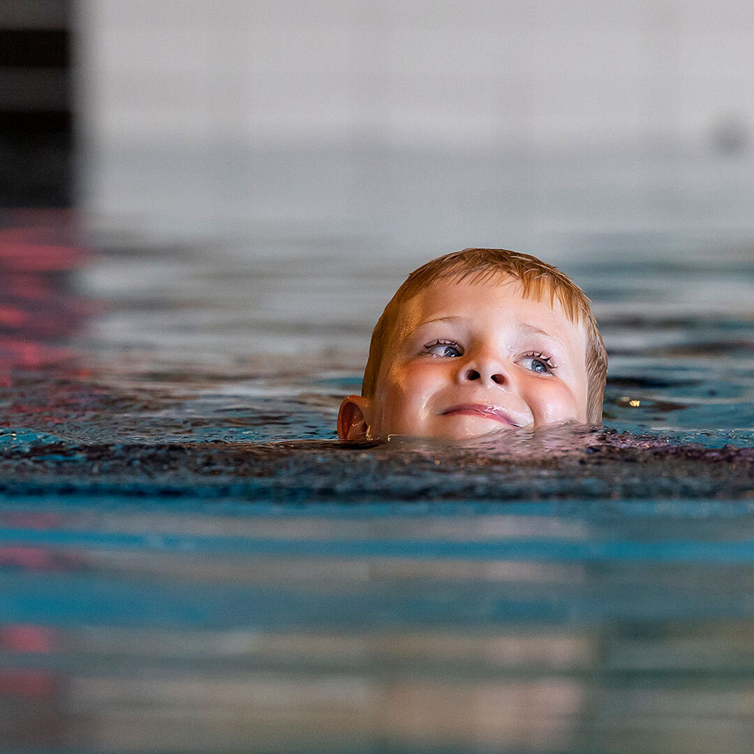 jongetje zwemt in zwembad De Boetzelaer tijdens een zwemles in het Westland