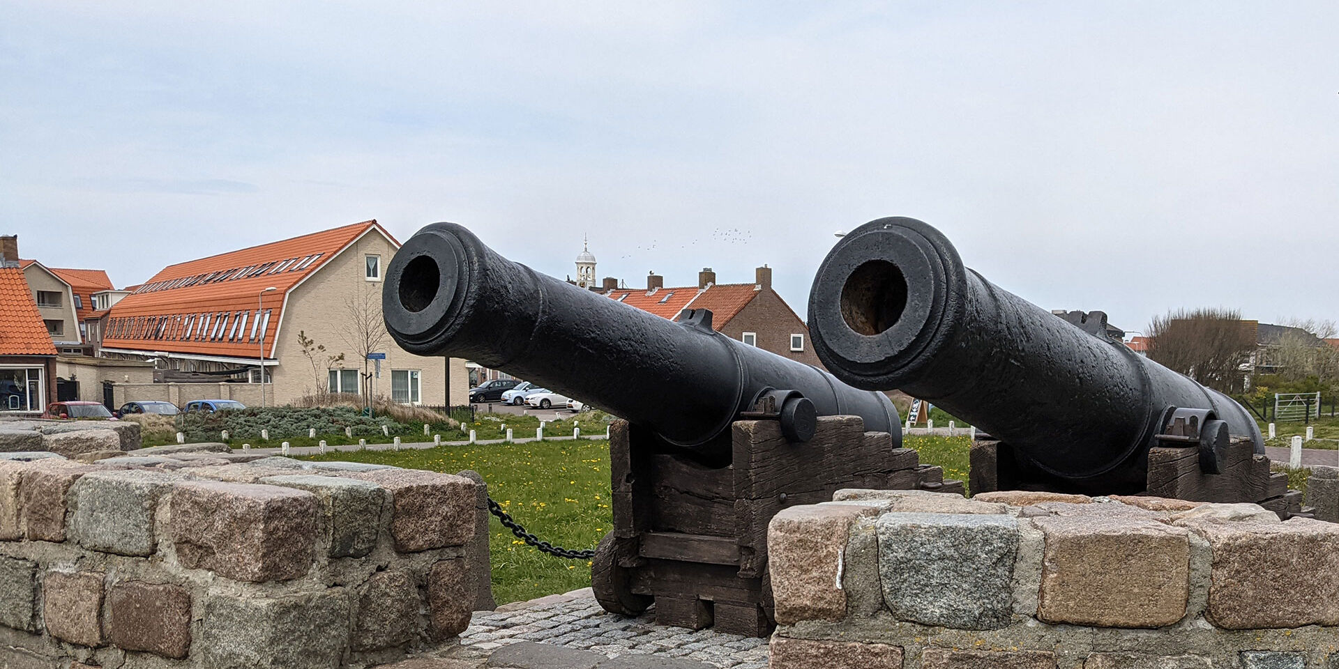Monument in Ter Heijde in het Westland met twee historische kanonnen van Maarten Tromp