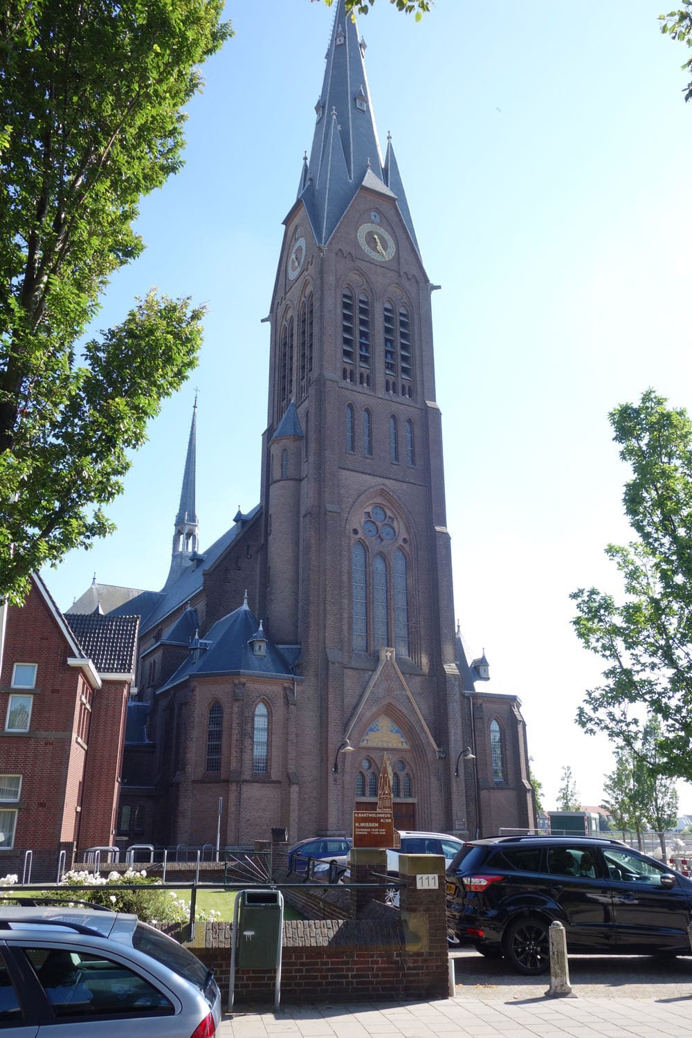 vooraanzicht van de Bartholomeuskerk in Poeldijk in het westlnd ookwel bekend als de kathedraal van het westland met een toren van 79 meter hoog