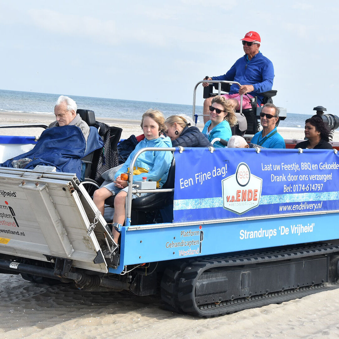 strandrups met mindervaliden en bestuurder rijdt op een zonnige over het strand in het Westland