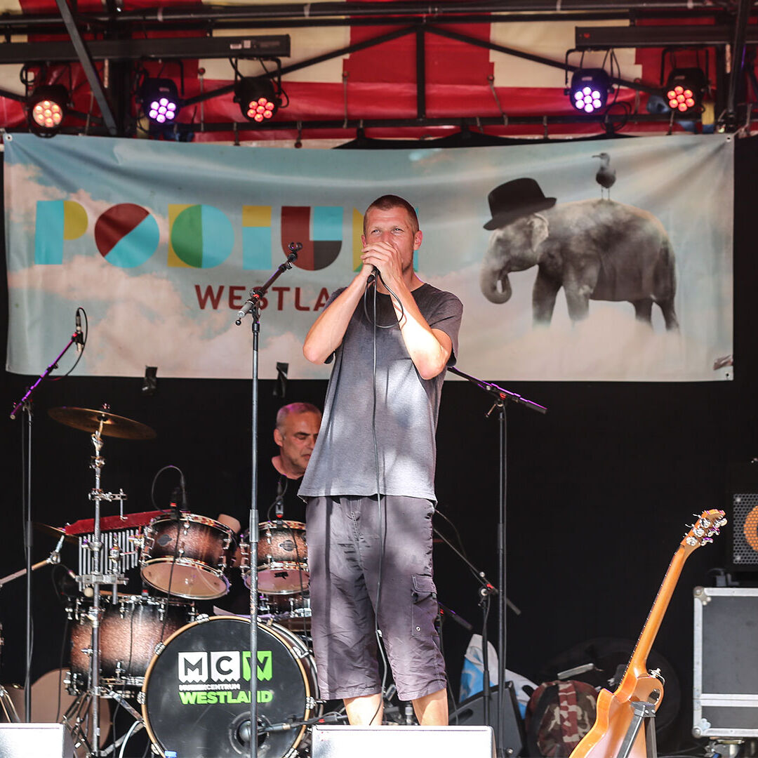 optreden van een rockband tijdens cultuurfestival Podium Westland in het Westland
