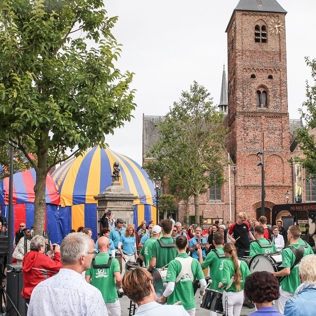 optreden van een drumband in Naaldwijk tijdens cultuurfestival Podium Westland in het Westland