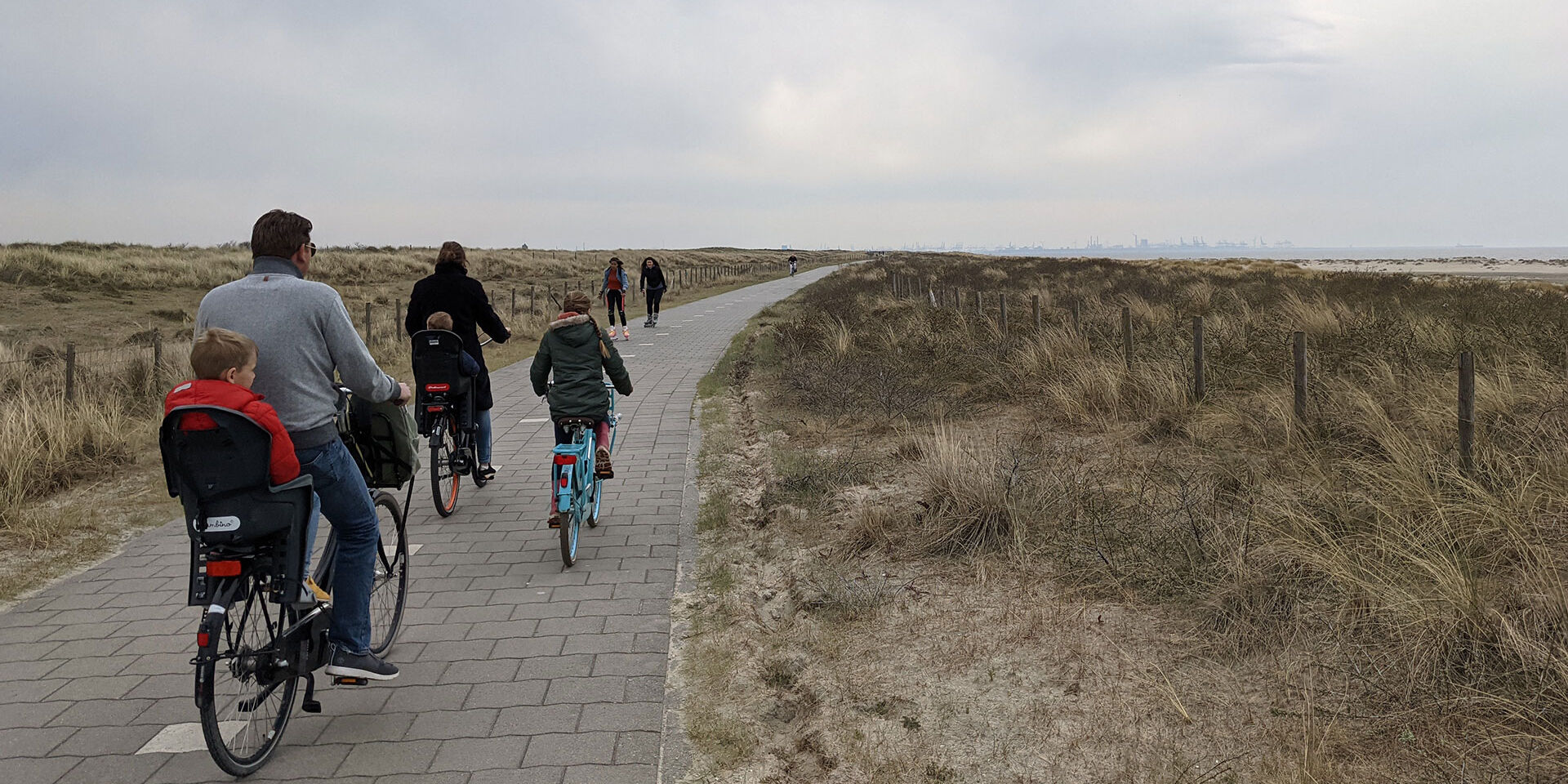 familie fiets door de duinen bij Slag Molenslag in het Westland
