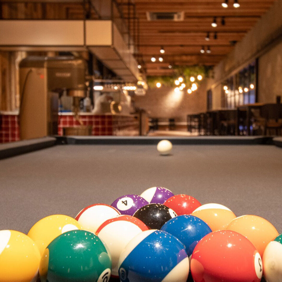 pooltafel met gekleurde poolballen in entertainment center The City Food & Fun in het Westland