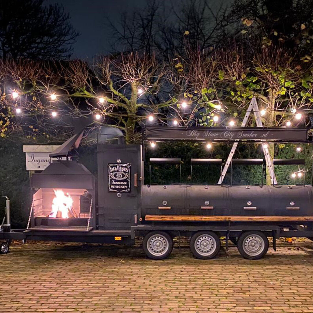 reusachtige zwarte smoker en barbecue met de naam Brutus naast het pand van Brasserie Oostgaag in Midden-Delfland