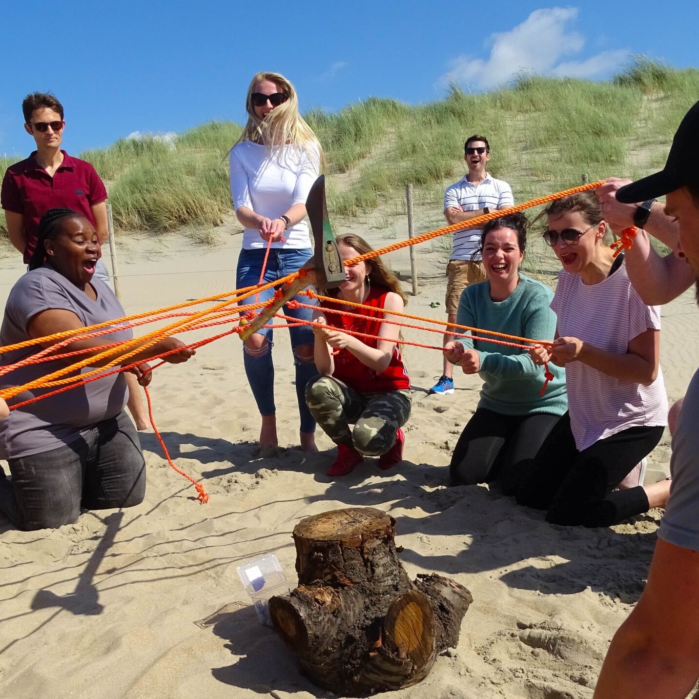 teamuitje groep mensen op het strand tijdens teambuilding Bezoek Westland van Brink Outdoor