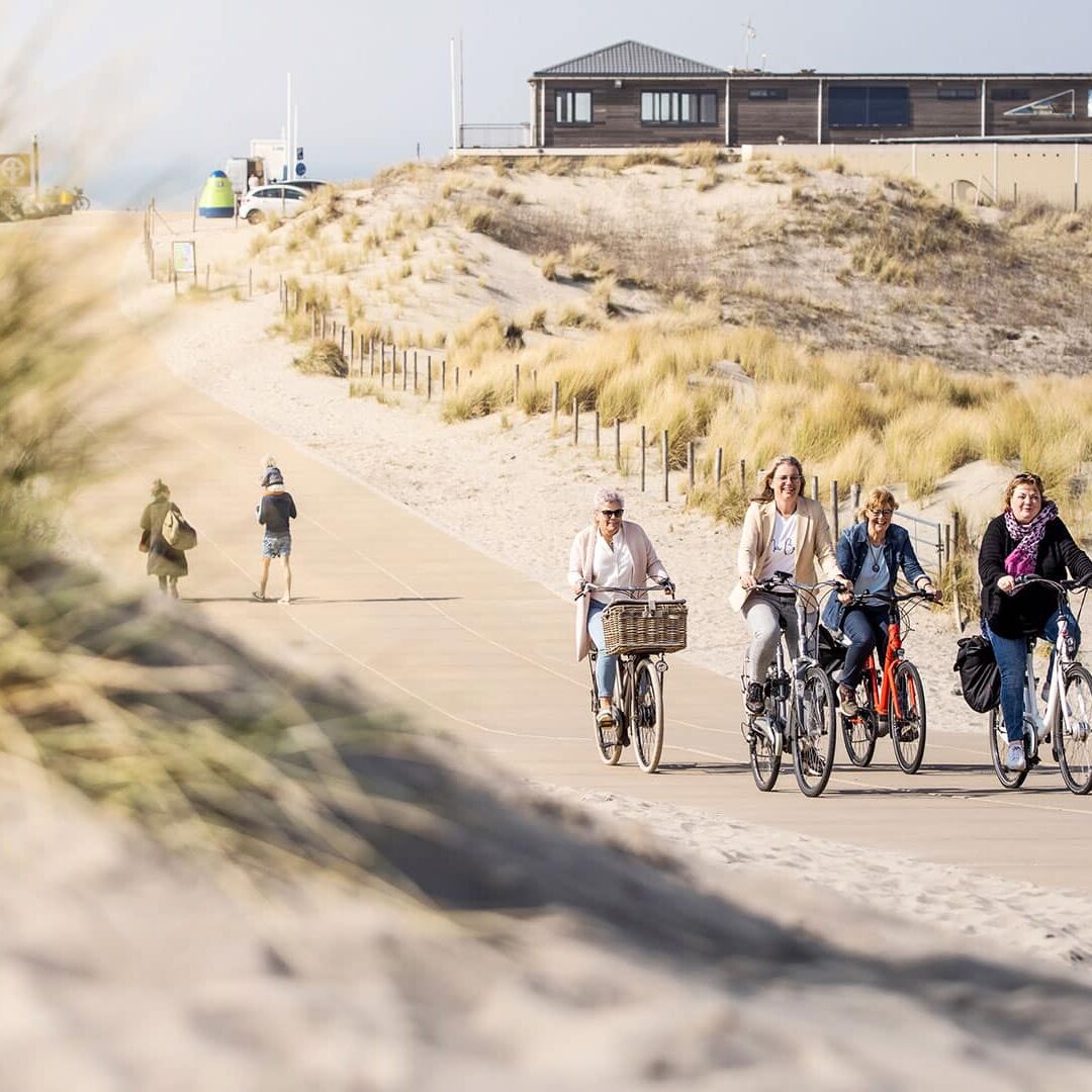 fietsen kust strand westland vriendinnen groepje strandopgang vlugtenburg zon fietstocht lente