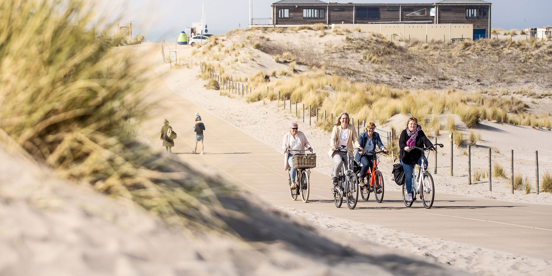 fietsen kust strand westland vriendinnen groepje strandopgang vlugtenburg zon fietstocht lente