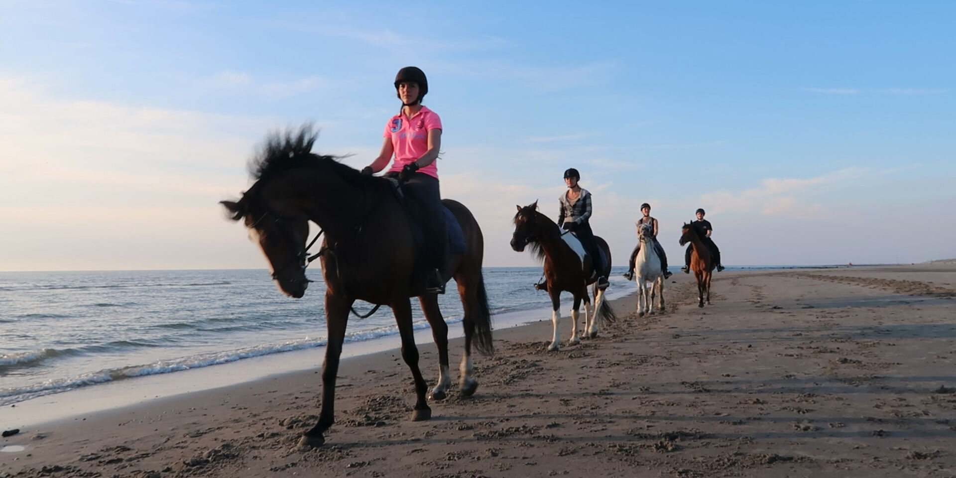 paardrit op strand met Manage Noordland slag beukel strand 's-Gravenzande