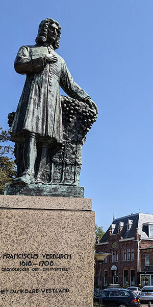 foto van standbeeld in het centrum van Poeldijk (in het Westland) van de ontdekker van de druiventeelt Franciscus Verburch