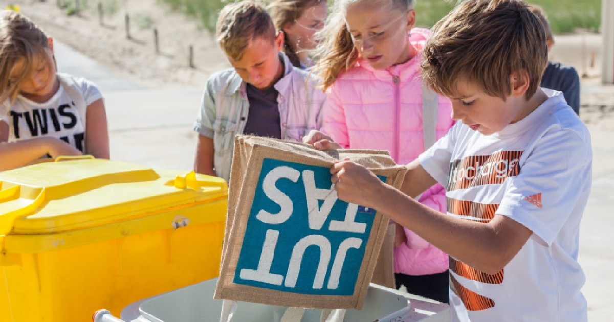 grondstofjutters kinderen juttas strand schoon opruimen plastic afval