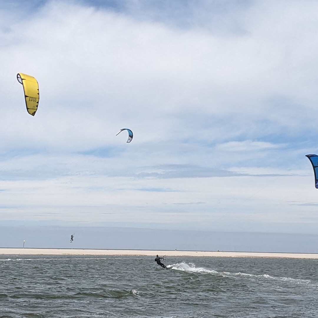 kitesurfers op het binnenmeer bij de Zandmotor in het Westland