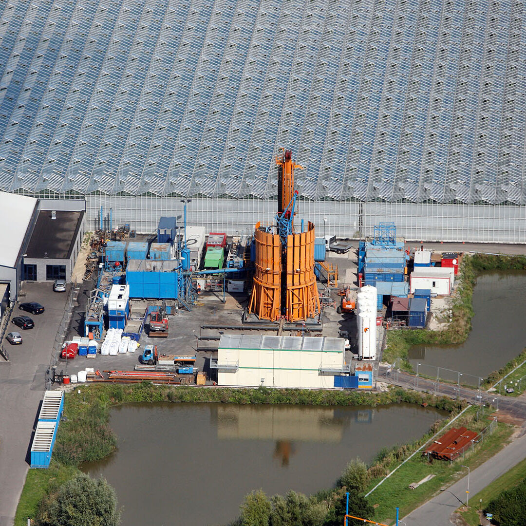luchtfoto van boorfase van het aardwarmteproject Nature's Heat in Kwintsheul in het Westland