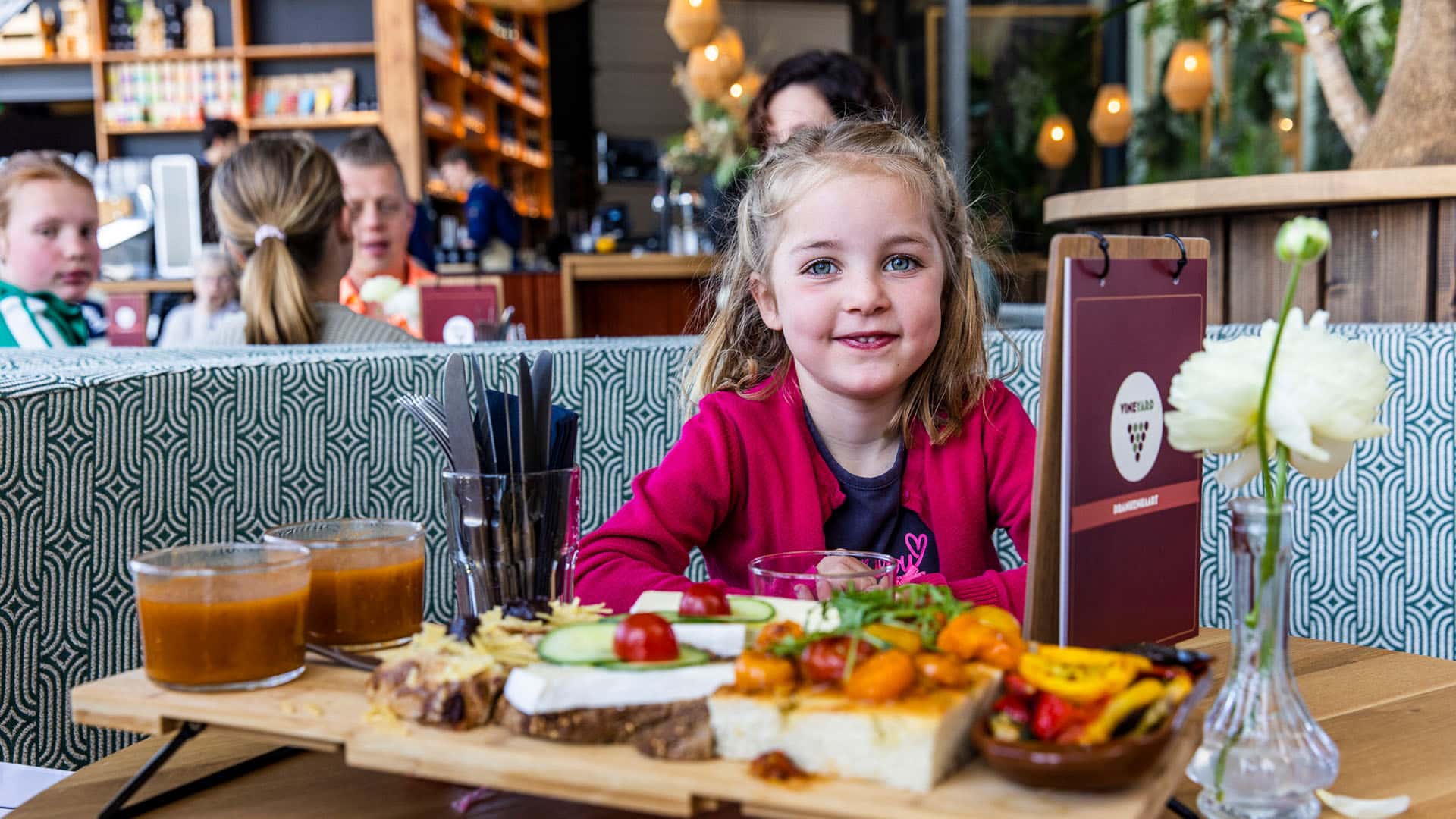 klein meisje aan de lunch bij The Vineyard aan tafel met voorop een borrelplak met lekker hapjes en soep