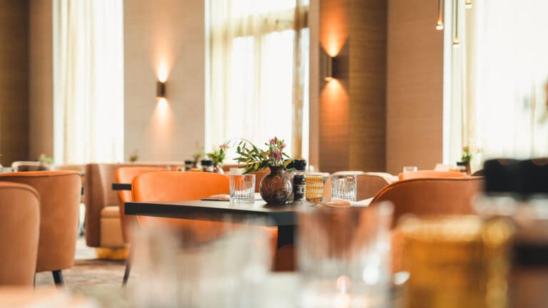 tafeltje met glazen en bestek in het restaurant van Van der Valk Hotel Delft A4