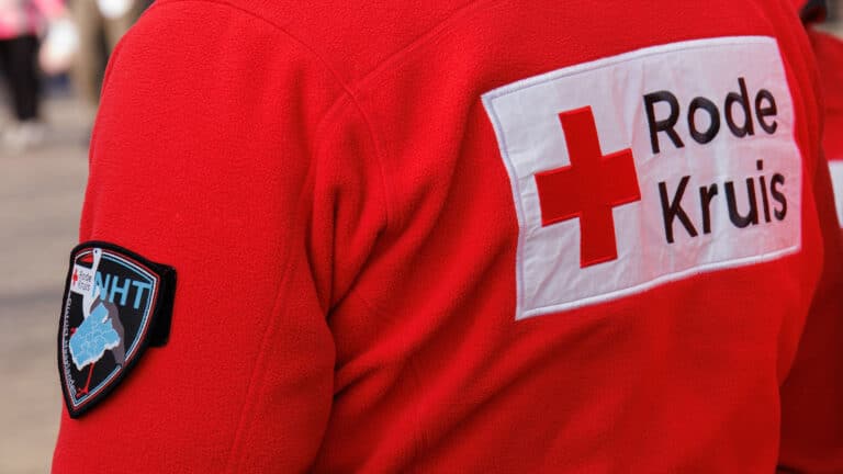 iemand met een rode trui aan met daarop het logo van het Rode Kruis ten behoeve van de sponsorfietstocht voor het Rode Kruis Haaglanden